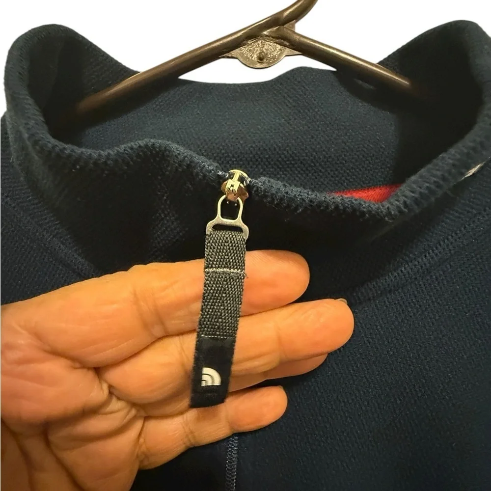 The North Face Men's navy blue Half-Zip Sweatshirt logo on the front zipper.New